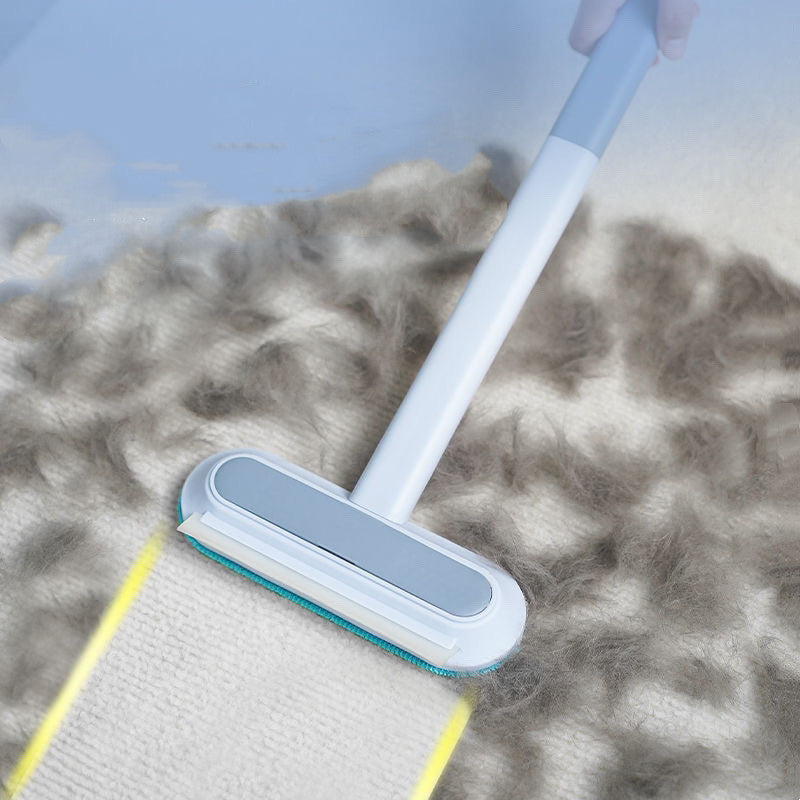 Main retirant les poils recueillis sur la surface textile de la brosse